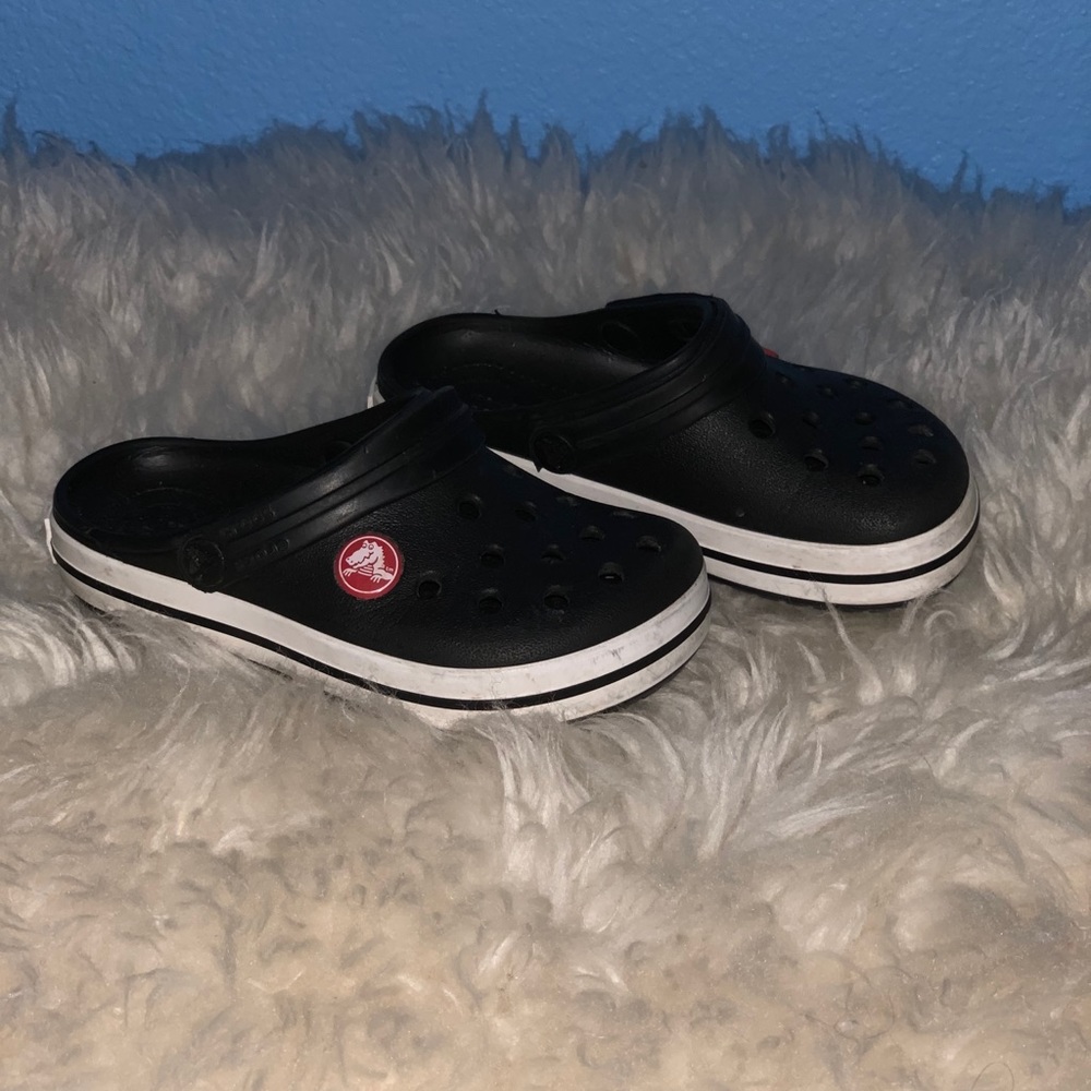Crocs Size 9 boys. Navy Blue. Great condition!💫
